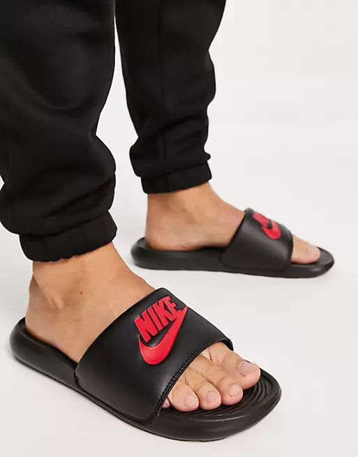 NIKE VICRORI ONE SLIDE - BLACK/UNIVERSITY RED