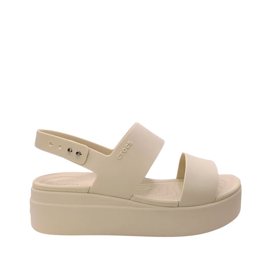 CROCS BROOKLYN LOW WEDGE - SANDSTONE