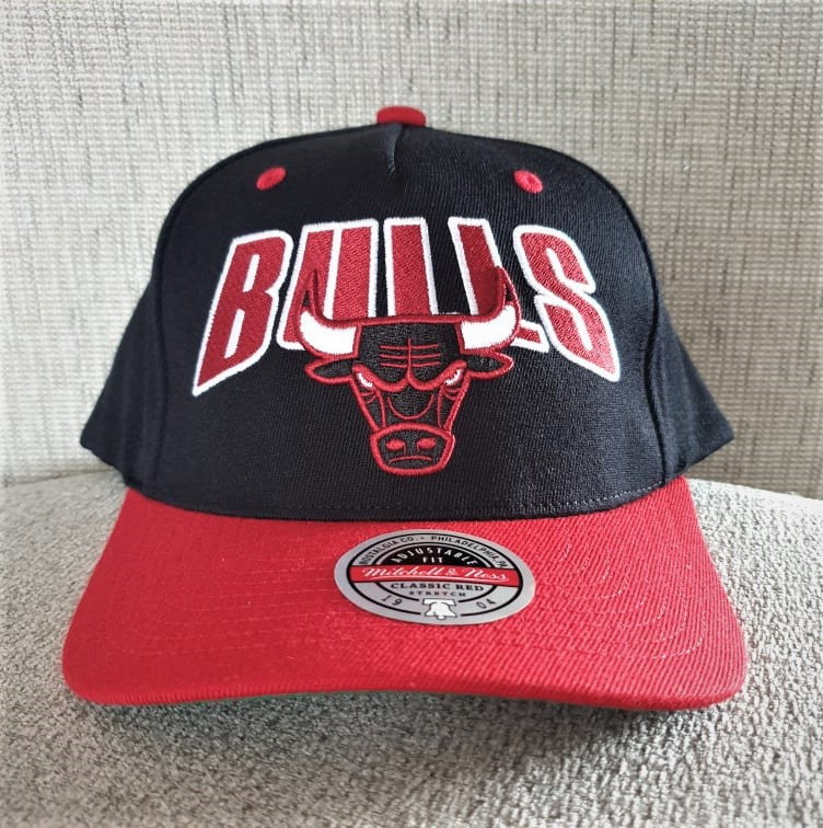 MITCHELL & NESS BULLS SNAPBACK - BLACK/RED